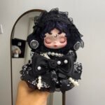 Nahaufnahme von Skullpandas gotischem Himmelsoutfit mit spiralförmigen Ohrenschützern und Mondmotiv