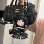 Das handgefertigte Outfit von Skullpanda Darkness wird auf einer schwarzen Stepptasche für Präsentationsfotos präsentiert.