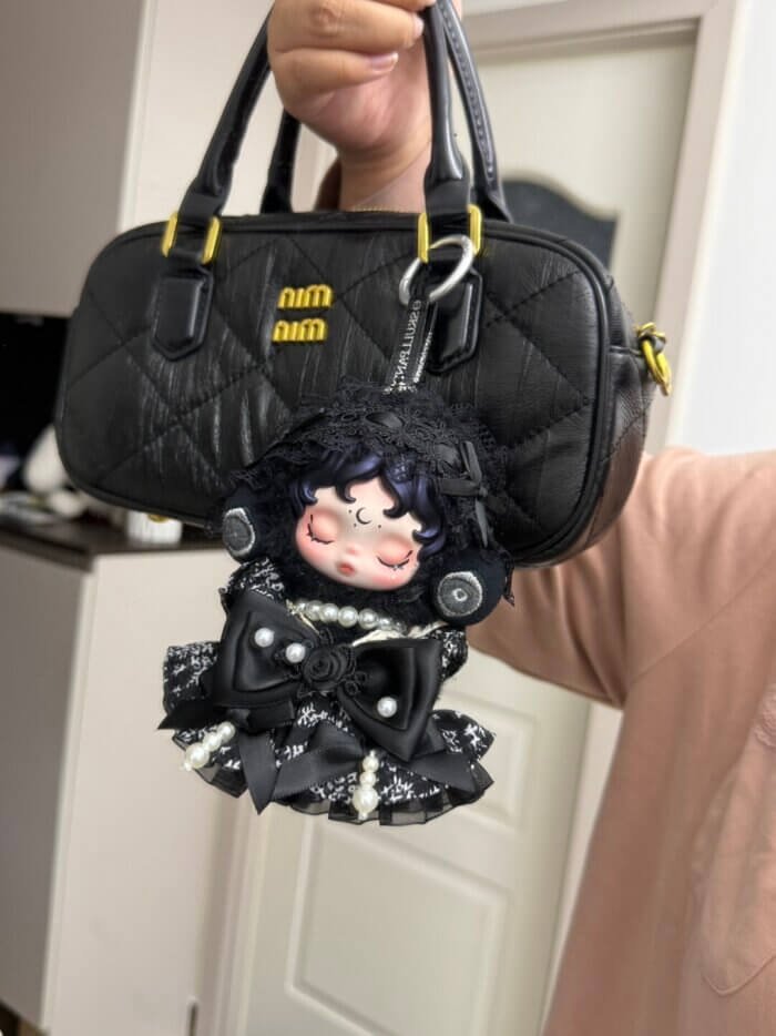 Das handgefertigte Outfit von Skullpanda Darkness wird auf einer schwarzen Stepptasche für Präsentationsfotos präsentiert.