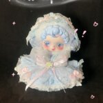 Skullpanda Dew pastellblaues Outfit des Tages mit Kapuze aus Spitze, weißem Kunstpelzbesatz und Tüllrock