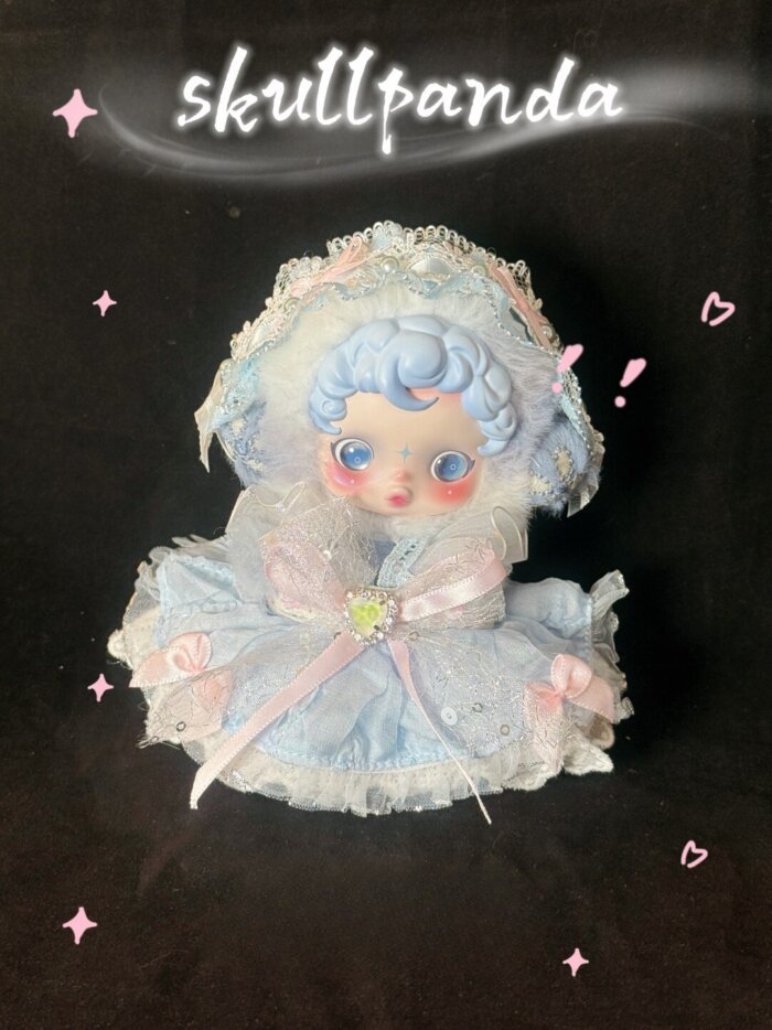 Skullpanda Dew pastellblaues Outfit des Tages mit Kapuze aus Spitze, weißem Kunstpelzbesatz und Tüllrock