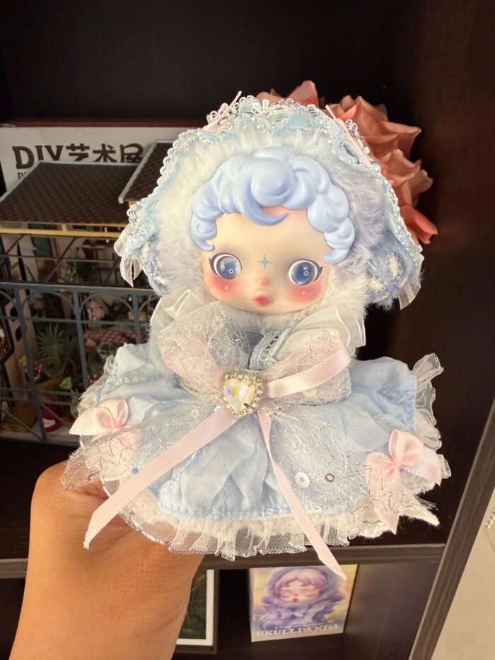Nahaufnahme des handgefertigten Skullpanda Dew Outfits in Eisblau mit Herzkristall- und Paillettenspitze