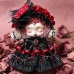 Tenue gothique Skullpanda Chomp avec chapeau en dentelle rose, nœud papillon en satin noir et broche en pierre précieuse rouge