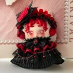 Gros plan sur la tenue Skullpanda Chomp rose rouge avec chaînes de perles et détails de la jupe en dentelle